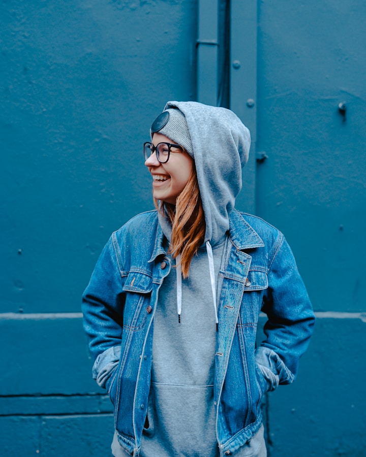 Một phụ nữ mặc áo khoác denim